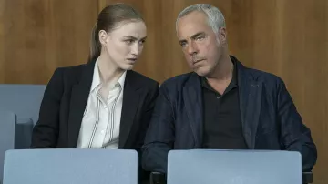 Veste Blazer bleu marine portée par Harry Bosch (Titus Welliver) telle que vue dans les tenues de la série télévisée Bosch: Legacy (saison 1 épisode 1)
