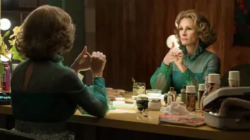 Robe chemise chemisier en tulle vert portée par Martha Mitchell (Julia Roberts) telle que vue dans la garde-robe de la série télévisée Gaslit (saison 1)