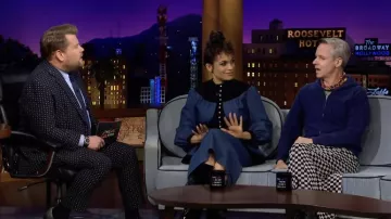 Sudadera con capucha azul usada por John Cameron Mitchell como se ve en The Late Late Show con James Corden
