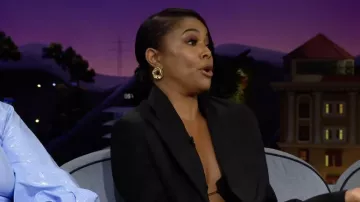 Pendientes de oro usados por Gabrielle Union como se ve en The Late Late Show con James Corden