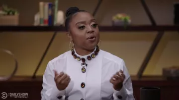 Jewels Camisa de blusa blanca usada por Quinta Brunson como se ve en The Daily Show con Trevor Noah