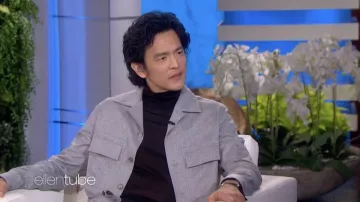 Chaqueta gris con bolsillos usada por John Cho como se ve en The Ellen DeGeneres Show