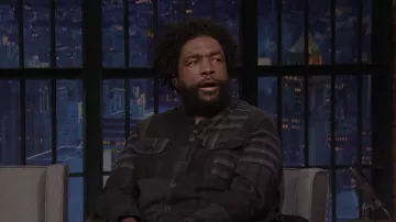 Chemise imprimée grise portée par Questlove comme on le voit dans Late Night with Seth Meyers