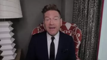 Corbata de lunares usada por Kenneth Branagh como se ve en Late Night with Seth Meyers
