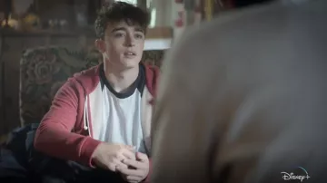 Red hoodie worn by Samuel Des­lan­des / Sam (Thomas Chomel) as seen in Parallels TV series outfits (Season 1)