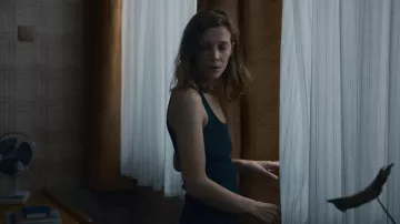 La camiseta sin mangas azul marino usada por Anna Zarathi (Céline Sallette) en la serie Infiniti (Temporada 1)