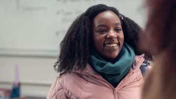 Veste rose portée par Tara Jones (Corinna Brown) vue dans la série télévisée Heartstopper (saison 1)