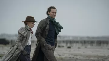 Trench-coat porté par Will Ransome (Tom Hiddleston) vu dans les tenues de la série télévisée The Essex Serpent (saison 1)