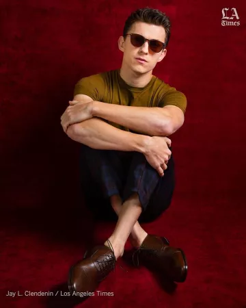 Camiseta dorada usada por Tom Holland para la foto de disparo de Los Angeles Times Magazine el 9 de mayo de 2019 en Beverly Hills, California.