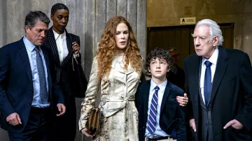 Trench-coat long imprimé floral brodé porté par Grace Fraser (Nicole Kidman) tel que vu dans les tenues de la série télévisée The Undoing (saison 1 épisode 6)