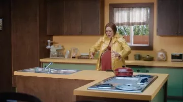 Manteau de pluie jaune porté par Wanda Maximoff (Elizabeth Olsen) vu dans la garde-robe de la série télévisée WandaVision (saison 1 épisode 3)