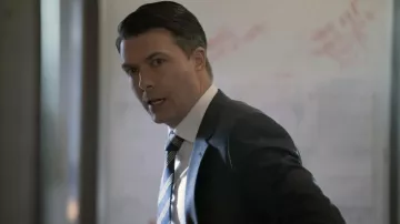 Cravate rayée portée par Jonathan Doak (Noah Bean) comme on le voit dans les tenues de la série télévisée The Endgame (S01E05)