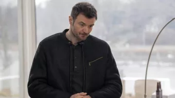 Veste zippée en cuir portée par Sergey Vodianov (Costa Ronin) telle que vue dans les tenues de la série télévisée The Endgame (saison 1 épisode 5)