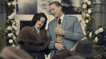 Chapeau porté par Margaret Campbell (Claire Foy) vu dans la garde-robe de la série télévisée A Very British Scandal (Saison 1 Episode 1)