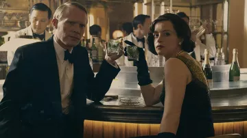 Robe à paillettes portée par Margaret Campbell (Claire Foy) vue dans A Very British Scandal (S01E01)