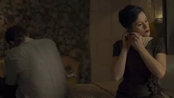 Collier de perles porté par Margaret Campbell (Claire Foy) vu dans la série télévisée A Very British Scandal (S01E02)
