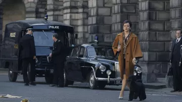 Trench-coat brun porté par Margaret Campbell (Claire Foy) comme on le voit dans la garde-robe de l’émission de télévision A Very British Scandal (S01E03)