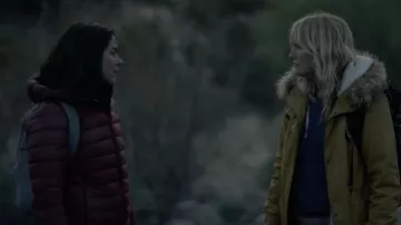 Chaqueta de parka amarilla usada por Jillian (Malin Åkerman) como se ve en el vestuario de la película The Aviary