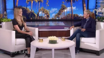 Pantalon en cuir porté par Dina Shihabi vu dans The Ellen DeGeneres Show le 22 mars 2022