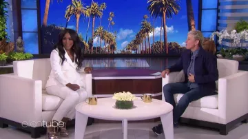 Chaussures Silver Heels Pimps portées par Angela Bassett comme on le voit dans The Ellen DeGeneres Show le 22 mars 2022