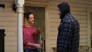 Chaqueta a cuadros usada por Wayland (Pablo Schreiber) como se ve en los atuendos de las películas de Lorelei