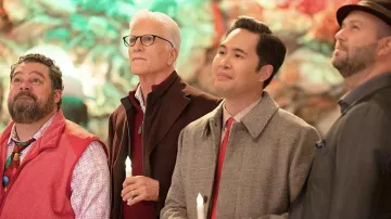 Abrigo marrón usado por Neil Bremer (Ted Danson) como se ve en los atuendos de la serie de televisión Mr. Mayor (Temporada 2 Episodio 1)