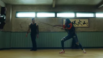 Baskets Nike Air Jordan 1 blanches et rouges portées par Naomi McDuffie (Kaci Walfall) telles que vues dans la garde-robe de la série télévisée Naomi (saison 1 épisode 8)
