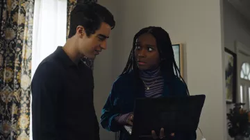 Tee à manches longues rayé à col roulé porté par Naomi McDuffie (Kaci Walfall) tel que vu dans les tenues de la série télévisée Naomi (saison 1 épisode 8)