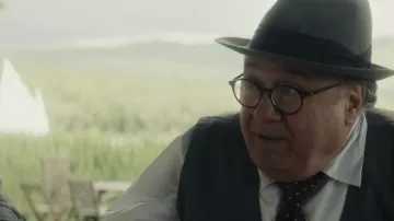 Anteojos redondos usados por The Survivor (Danny DeVito) como se ve en la película The Survivor