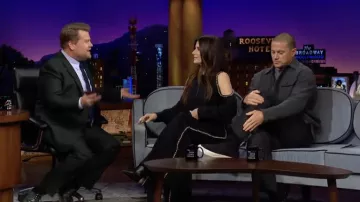 Pantalones y top de Strass Band usados por Sandra Bullock como se ve en The Late Late Show with James Corden el 23 de marzo de 2022