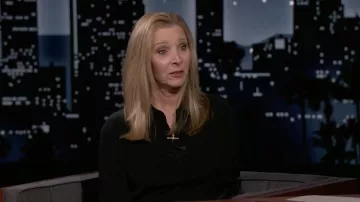 Collar de oro usado por Lisa Kudrow como se ve en Jimmy Kimmel Live! en marzo 23, 2022
