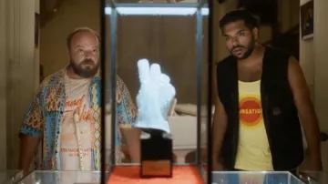 La chemise imprimée portée par Nicolas (Al­ban Iva­nov) dans le film Les gagnants