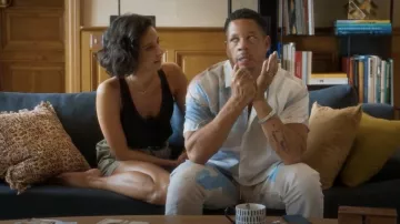 Le top à bretelles noir porté par Tania (Adèle Galloy) dans le film Les gagnants