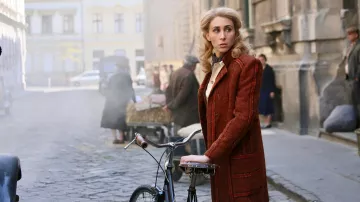 Gabardina de tweed marrón a rayas usada por Virginia Hall (Sarah Megan Thomas) como se ve en el vestuario de la película A Call to Spy
