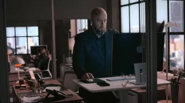 Camisa formal impresa usada por Toby Damon (Chris Sullivan) como se ve en el vestuario del programa de televisión This Is Us (Temporada 6 Episodio 9)