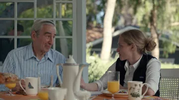 Chemise formelle rayée portée par George Shultz (Sam Waterston) dans The Dropout TV Show (S01E06)