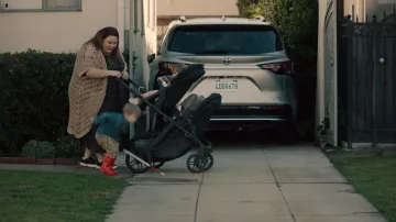 Baskets noires portées par Kate Pearson (Chrissy Metz) telles que vues dans la garde-robe de la série télévisée This Is Us (saison 6 épisode 9)