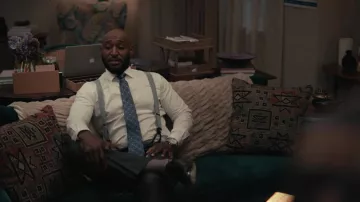 Montre avec cadran blanc portée par Phillip Banks (Adrian Holmes) comme on le voit dans les tenues de la série télévisée Bel-Air (S01E09)