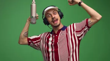 The striped Lacoste polo of Romeo Elvis in his clip 300 (Henri) - Colors Session
