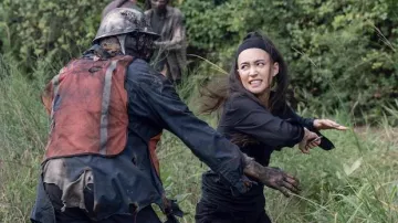 Mono negro usado por Rosita Espinosa (Christian Serratos) como se ve en los atuendos del programa de televisión The Walking Dead (Temporada 10 Episodio 8)