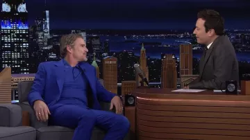 Blazer azul y traje de pantalón usado por Ethan Hawke como se ve en The Tonight Show Starring Jimmy Fallon el 24 de marzo de 2022