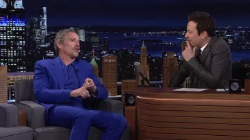 Polo azul usado por Ethan Hawke como se ve en The Tonight Show Starring Jimmy Fallon el 24 de marzo de 2022