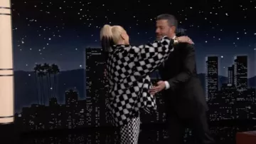 Veste à carreaux portée par Gwen Stefani comme on le voit dans Jimmy Kimmel Live! Le 24 mars 2022