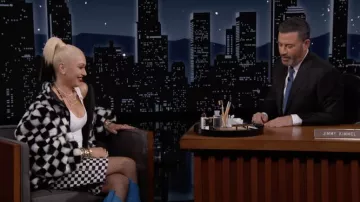Jupe à carreaux portée par Gwen Stefani comme on le voit dans Jimmy Kimmel Live! sur mars 24, 2022