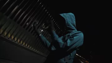 La veste à capuche portée par Zeu dans le clip DEAD REMIX de La F feat SAAMOU SKUU, HAYCE LEMSI, ZEU, KANOÉ, SLKRACK, SHELBY691 et MALTY 2BZ