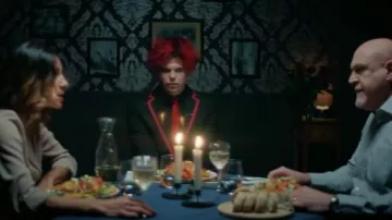 Esmoquin negro con ribetes rojos usados por Yungblud en su God save me, pero no me ahogues en el video musical oficial