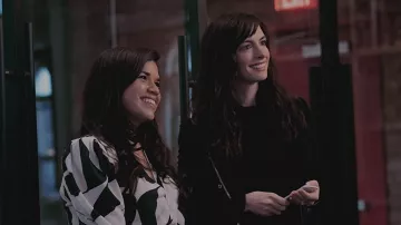 Chaqueta de terciopelo negro usada por Rebekah Neumann (Anne Hathaway) como se ve en el vestuario del programa de televisión WeCrashed (Temporada 1 Episodio 4)