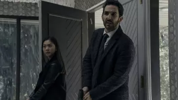 Manteau de laine porté par Aram Mojtabai (Amir Arison) tel que vu dans les tenues de la série télévisée The Blacklist (saison 9 épisode 13)
