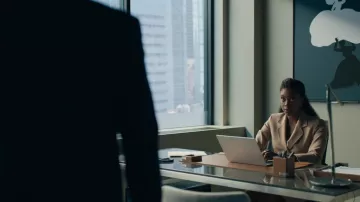 Camel Blazer Jacket porté par Kate Sacker (Condola Rashad) vu dans la série télévisée Billions (S06E10)