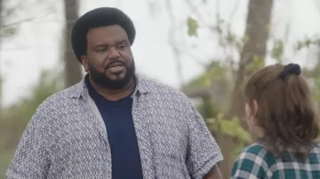 Chemise imprimée à motifs portée par Craig (Craig Robinson) telle que vue dans la garde-robe de la série télévisée Killing It (saison 1)